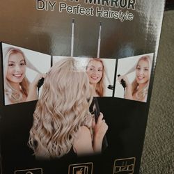 3 Way Foldable Mirror With Adjustable Hooks