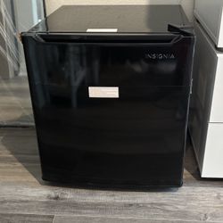 Mini Fridge Insignia