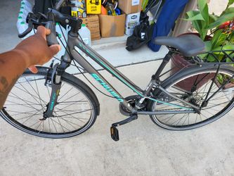 Schwinn network 2024 6c hybrid bike