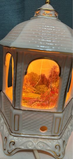 Kinkade table lamp with different pictures