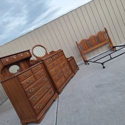 Classic Antique Set ((($760 FIRM))) Like New 👍