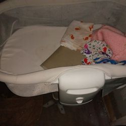 Halo Bassinet New With Feet 