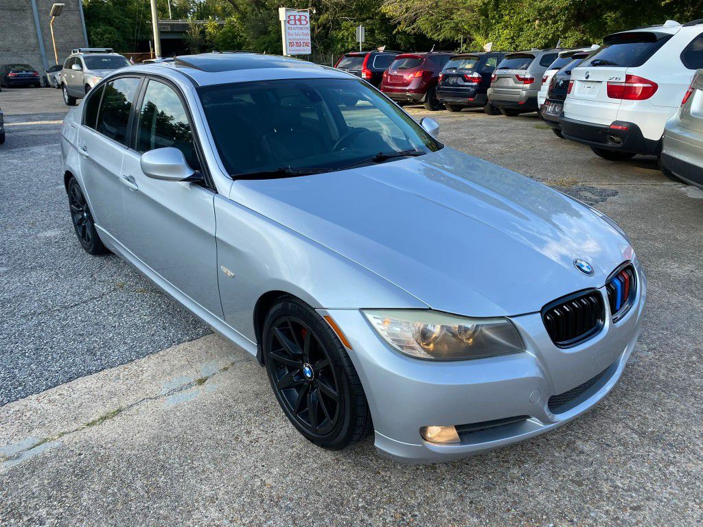 2009 BMW 328i RWD /// 
Black Rims with red brake calipers, Aftermarket touchscreen HeadUnit with Apple Car play , Rearview Camera…

FINANCING AVAILABL