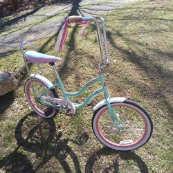 VINTAGE GIRLS SCHWINN STINGRAY MIST. 200  OR BEST OFFER