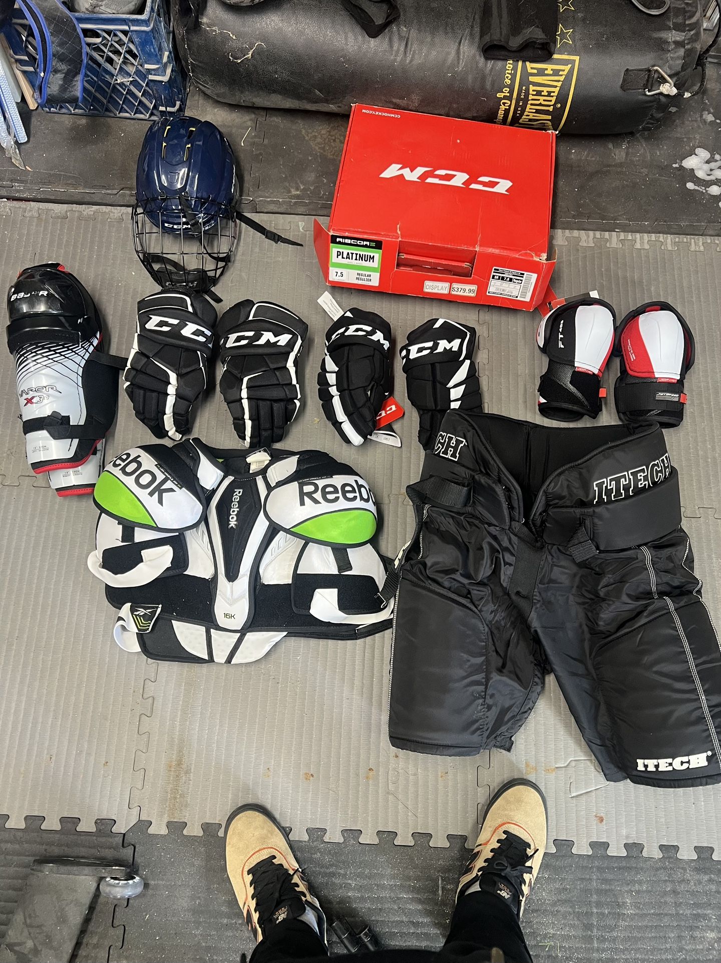 Full Set Of L/Xl Sr Pads, Skates 7.5
