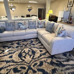 BRAND NEW SECTIONAL SOFA VERY GOOD CONDITION 