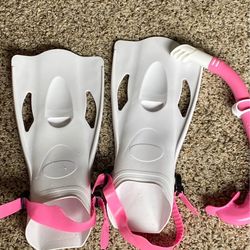 Kids swim fins and snorkel excellent condition