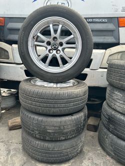 Vendo 4 Rines con llantas 195/60R15 para TOYOTA COROLLA Y TOYOTA PRIUS DE 5 birlos