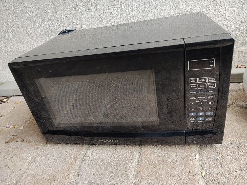 Insignia NS-MW07BK0 0.7Cu.Ft. Compact Microwave - Black.