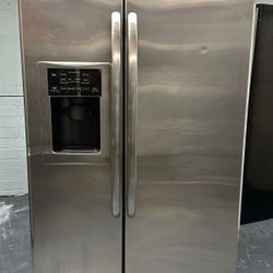 Ice and Water Refrigerator Fridge GE FIRST COME