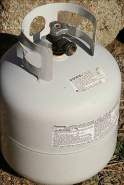 Propane tank 20lb ( full) $$20