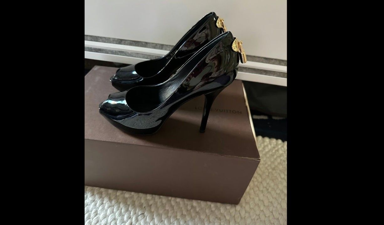 Gorgeous Oh Really Black Patent Leather OpenToe Pump Heels Padlock