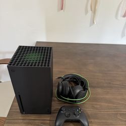 Xbox Series X 1TB + Headset + Controller – Like New