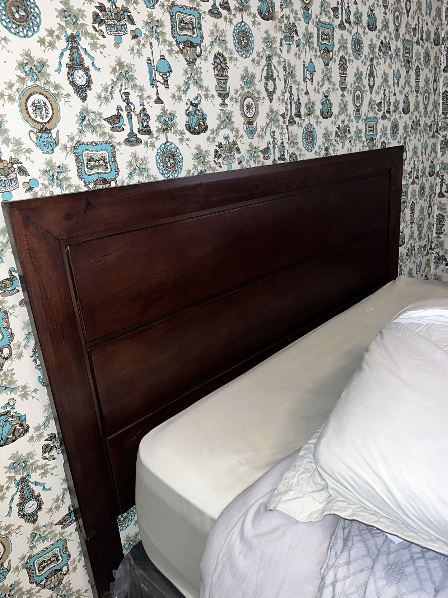 Queen Bedroom Set  With Mattress ( LIKELY NEW) (FREE DELIVERY)