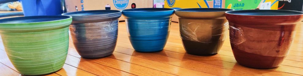 NEW Set of 12 Plastic Planters Assorted Colors
