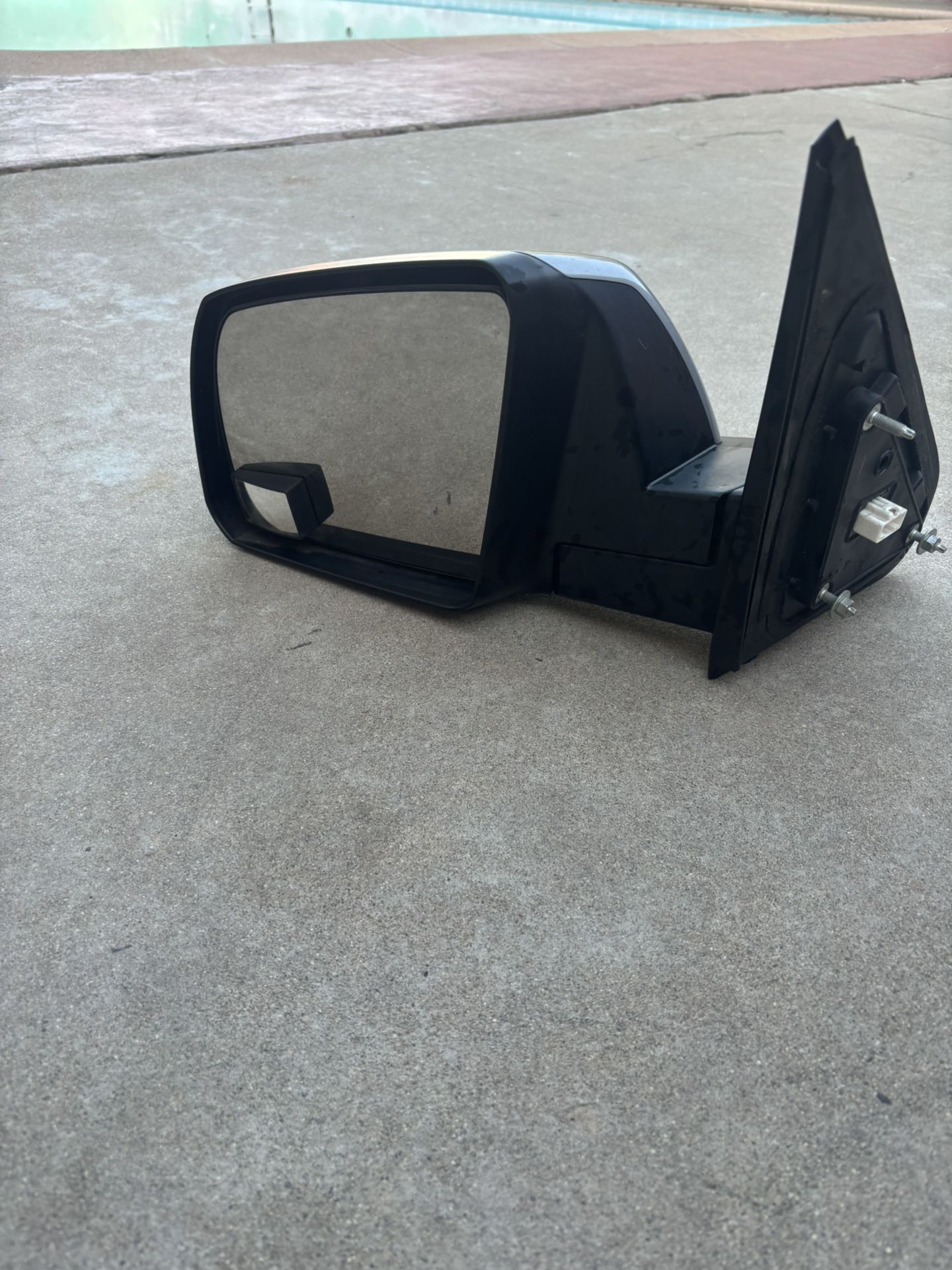 2008-2017 TOYOTA SEQUIOA/TUNDRA LEFT MIRROR SILVER COLOR.