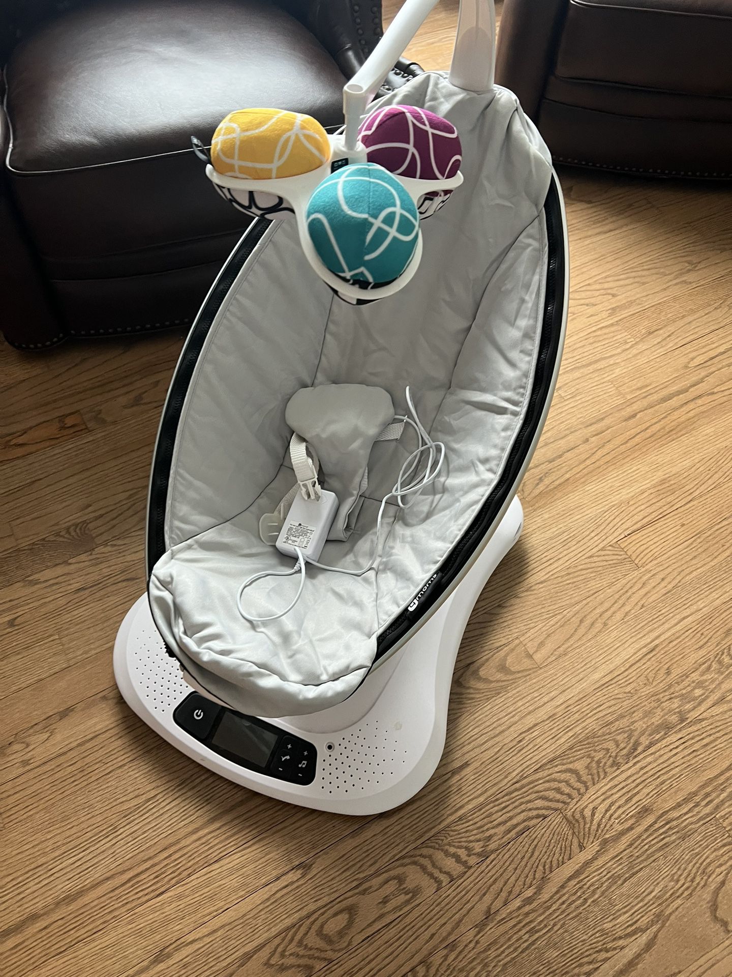 Mamaroo Baby swing by 4 Moms