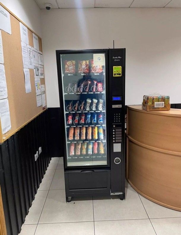 VENDING MACHINE WITH CREDIT CARD READER