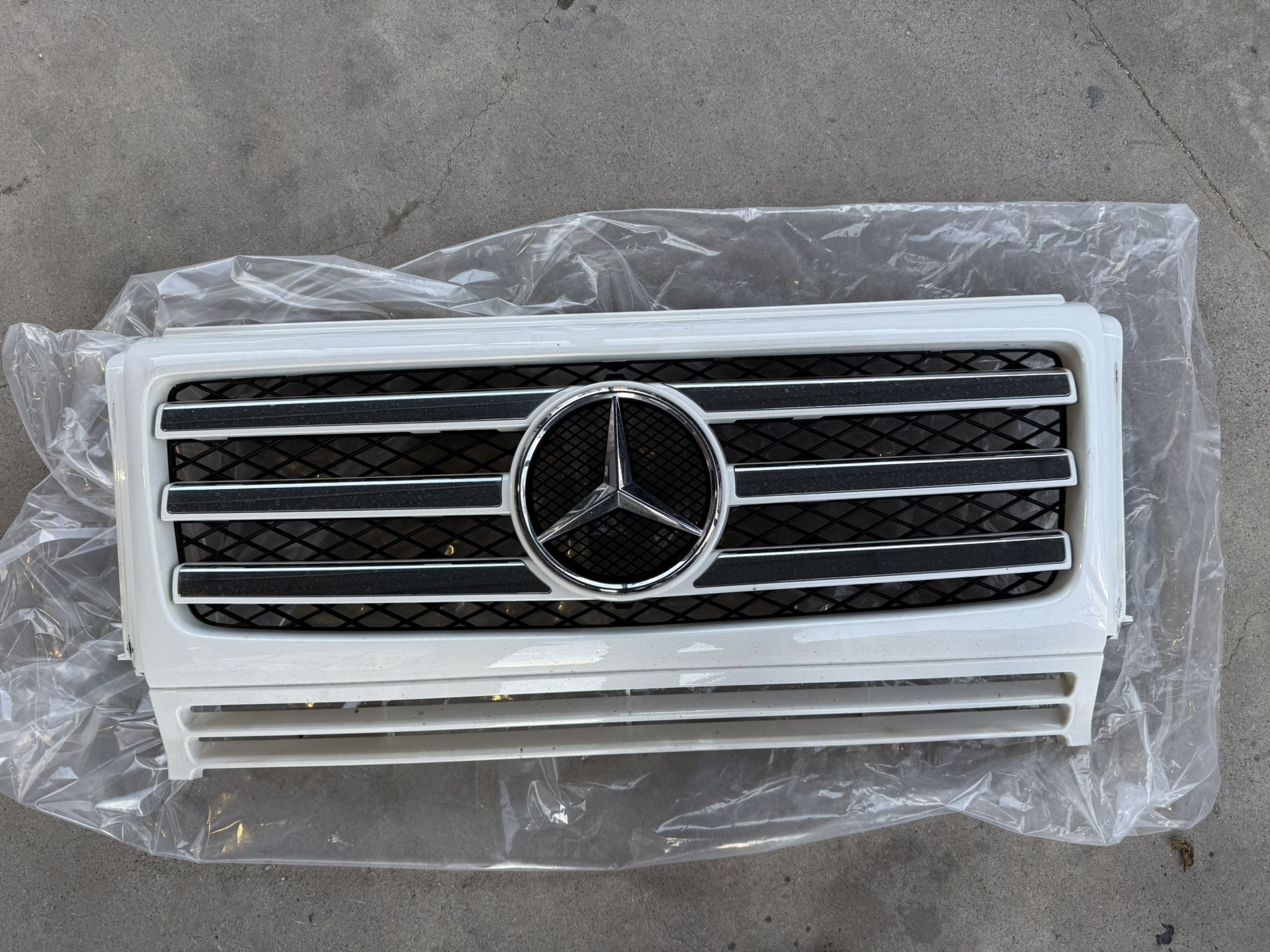 MERCEDES BENZ G550 COMPLETE UPPER GRILLE ASSEMBLY WHITE WERY GOOD CONDITION LIKE NEW