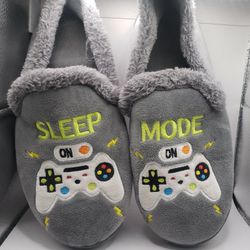 Size: 6 Childs. cozy gray Wonder Nation Boys' Aline Game Slippers 