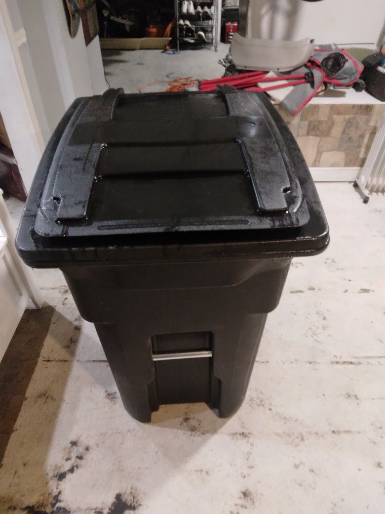 NEW 64 GALLON TOTER TRASH CAN