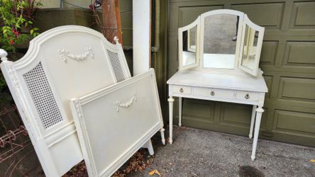 Shabby chic vintage bedroom set (twin) w/ dressing table