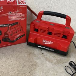 Milwaukee M18 18V Lithium-Ion PACKOUT 6-Port Rapid Charger  