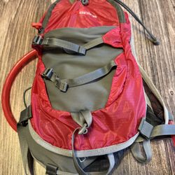 NWOT Ultra Aspire hydration mini/small backpack 2 ltr/70 oz NWOT