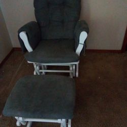 Almost New Nursery Rocker Perfect Condition Must Go!!!