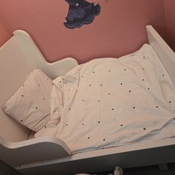 Toddler Bed / Twin Bed 