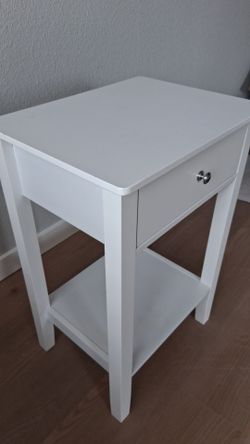 Cute white desk..