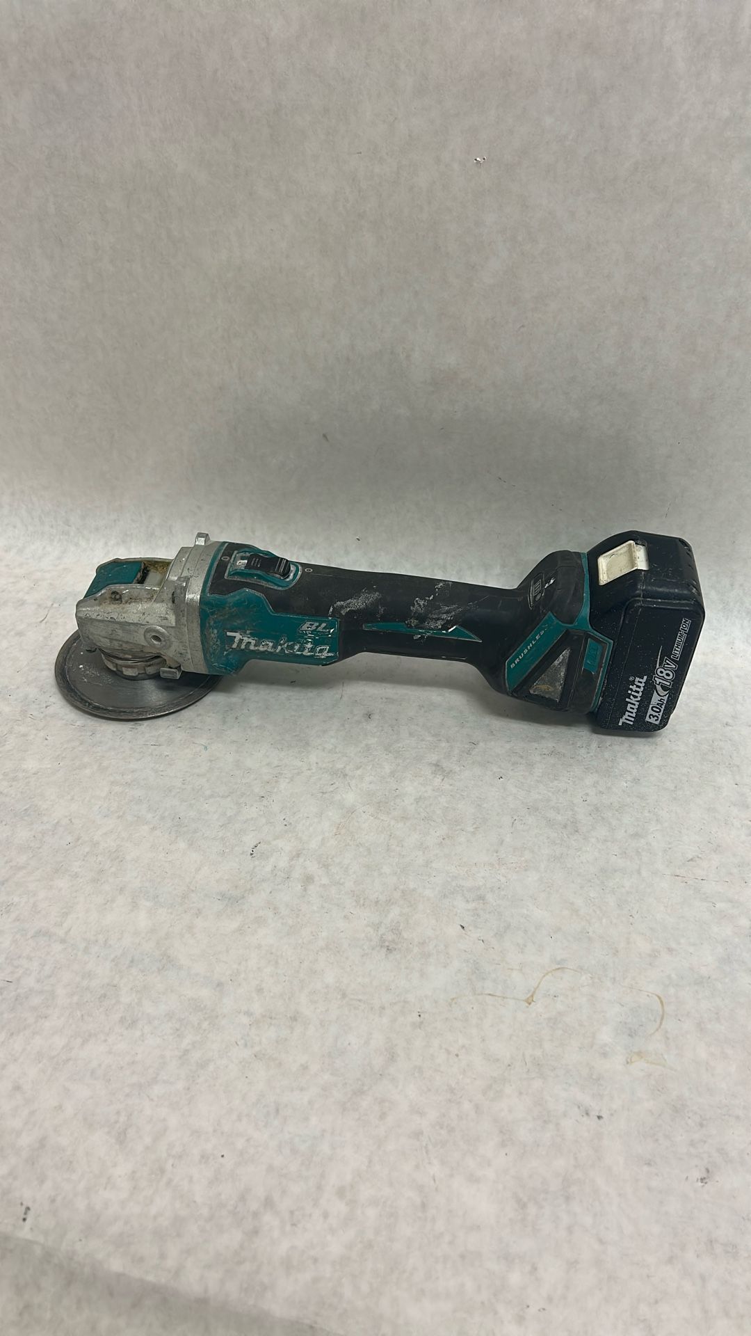 Makita XAG25 18 V Grinder 3ah battery included