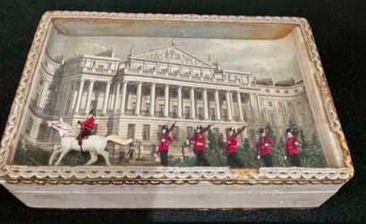 RARE vintage buckingham palace wooden box trinket jewelry box collectible  Approx 6” x 4” x 2”  This vintage Buckingham Palace wooden box is a must-ha