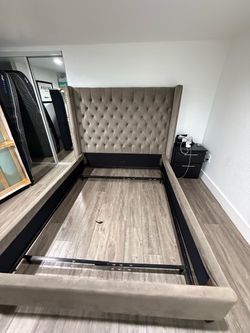 Queen bedframe