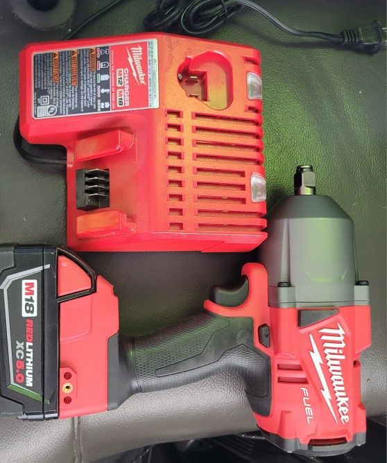 Milwaukee IMPACT WRENCH W / CHARGER AND BATTERY