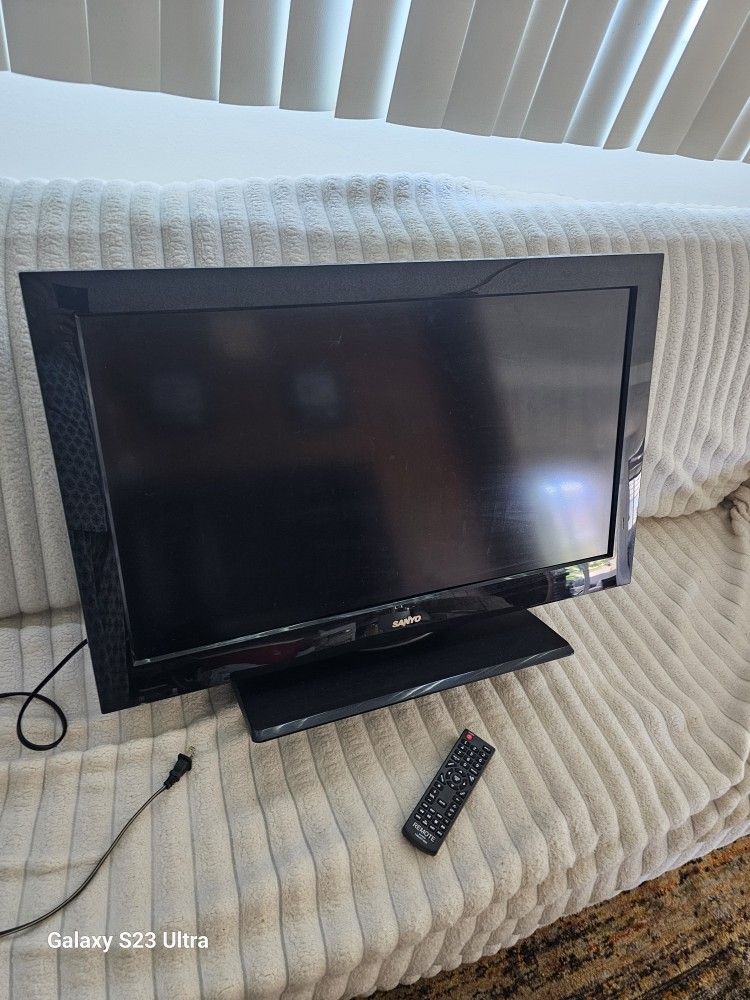 Sanyo T.V working great like new
W 31" X H 21" ) brand new remote control included