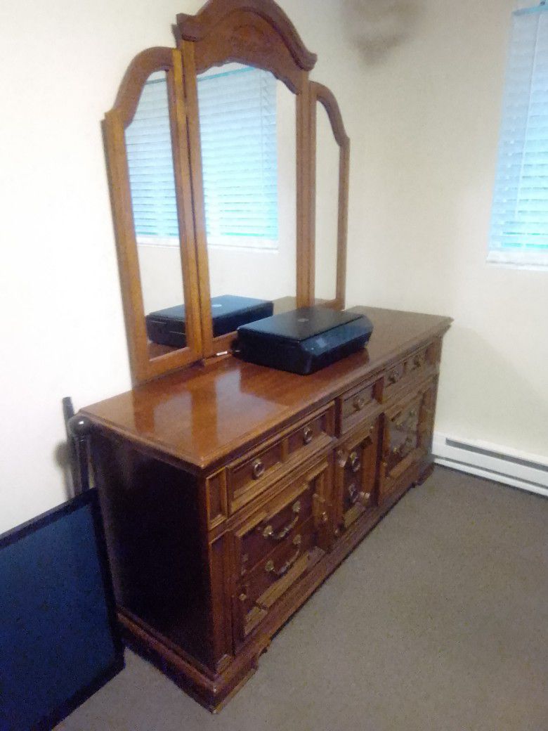 (FREE )-Solid Wood Dresser And Mirror 