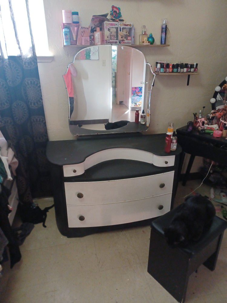 Vanity With Drawers
