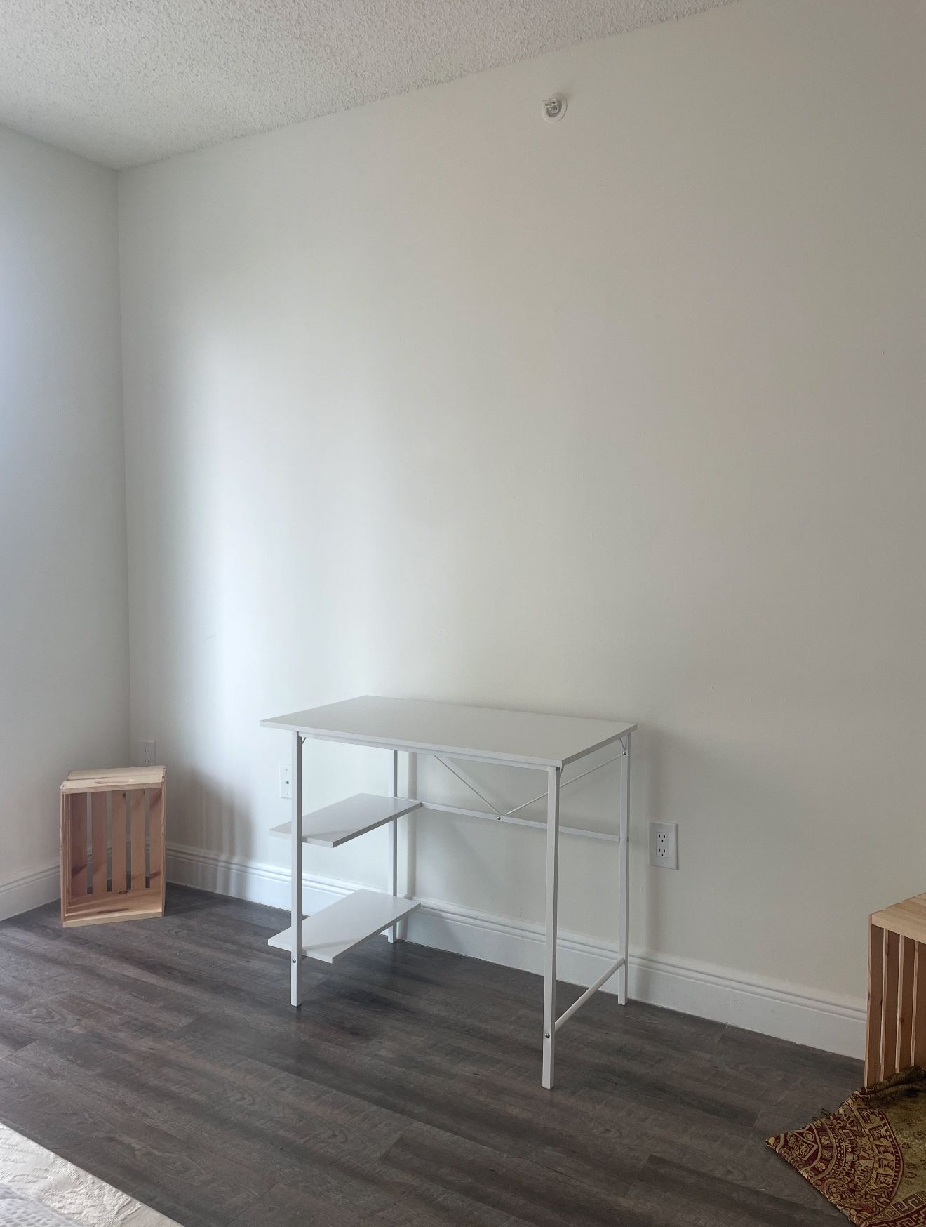 Desk (white)