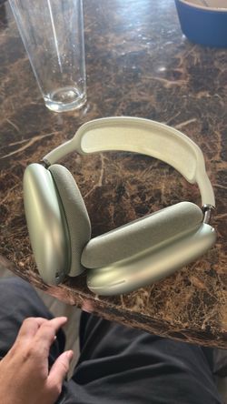 Airpod max earphones used