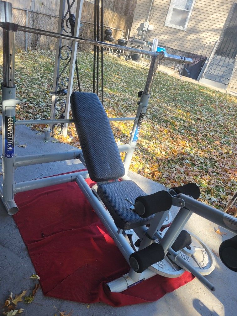 OLYMPIC WEIGHT BENCH LEG EXTENSION ADJUSTABLE INCLINE AND BAR HEIGHT. 7' 45LB BAR WITH CLIPS
11525 S HALSTED DUNKIN DONUTS/7111.S WESTERN WA