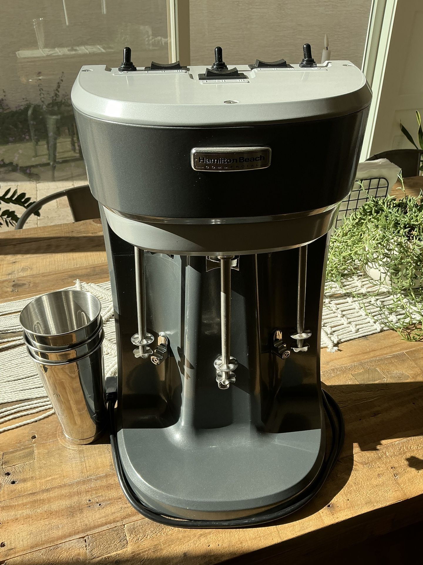 Hamilton Beach HMD400R Triple Spindle Drink Mixer w/cups