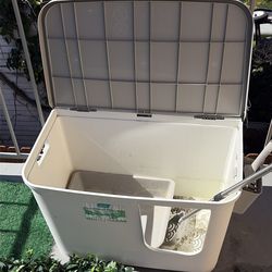 Outdoor litter box with scoop and lid