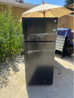 GE Fridge / Refrigerator Apartment size