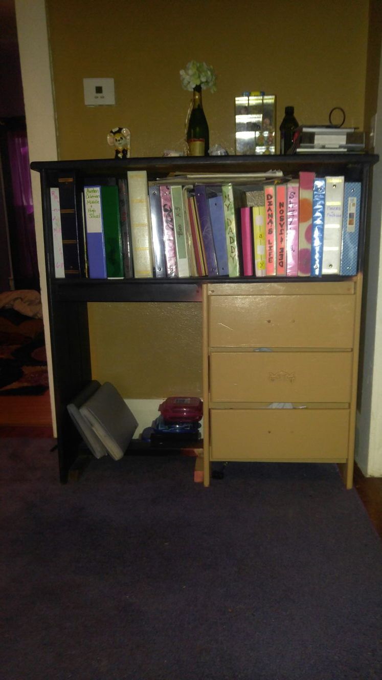 Small desk/3 drawers