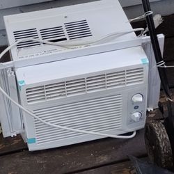 WINDOW AIR CONDITIONER 5100 BTU / CLEAN / 80.00 CASH