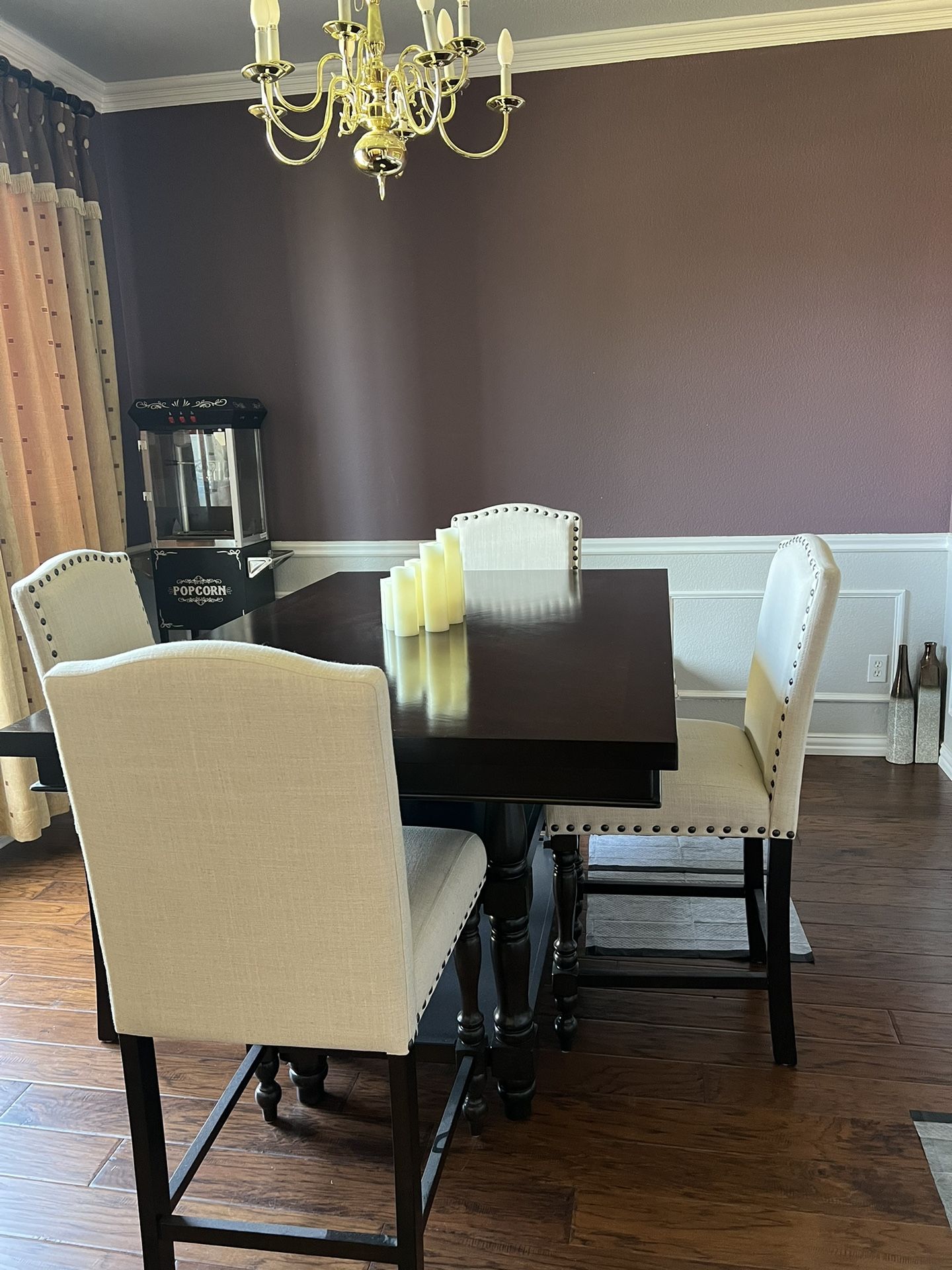 Formal Dinning Table With Chairs