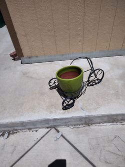 BLACK TRICYCLE PLANT STAND WITH MEDIUM GREEN POT