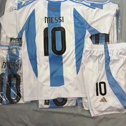 Kids Argentina 🇦🇷 🇦🇷🇦🇷🇦🇷Messi sizes para niños set Soccer copa América local 2024 2025 new visitante home away Jerseys size 24,26,28 for kids 