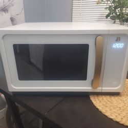 Beautiful 1.1 Cu ft 1000 Watt, Sensor Microwave Oven